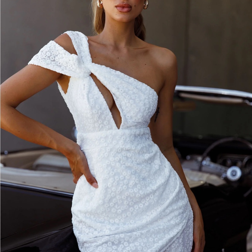 Elegant White One-Shoulder Dress